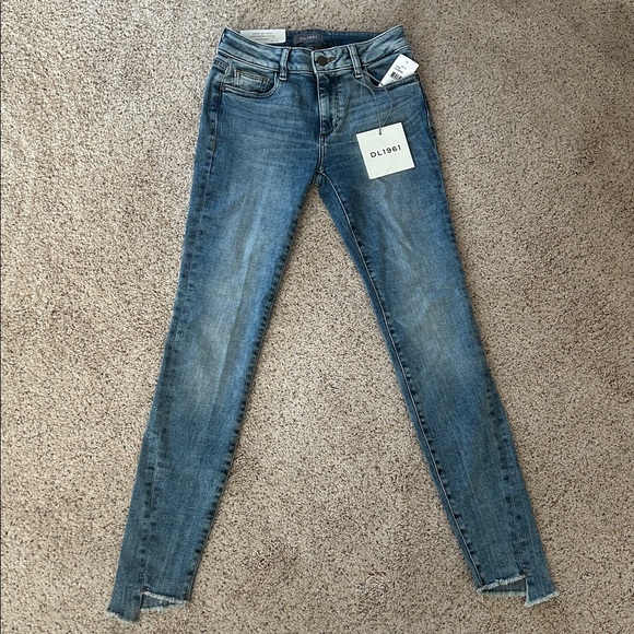 DL1961 NWT Emma Low-Rise Skinny Claiborne Blue Denim Jeans Pants **Size 25* 🌸🌸 - Picture 3 of 8
